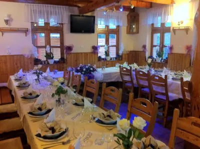 Rendezvényterem hosszú asztalokkal