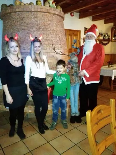 A Mikulás gyerekekkel és krampuszokkal