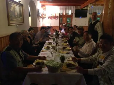 Vendégek egy hosszú asztalnál