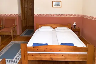 Franciaágyas szoba nagy ablakkal