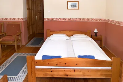 Franciaágyas szoba nagy ablakkal