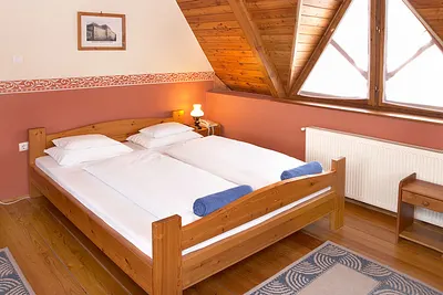 Tetőtéri szoba franciaággyal