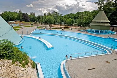 A Barlangfürdő szabadtéri medencéi felülről