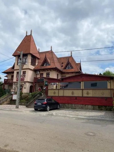 A fogadó és a terasz az utca felől