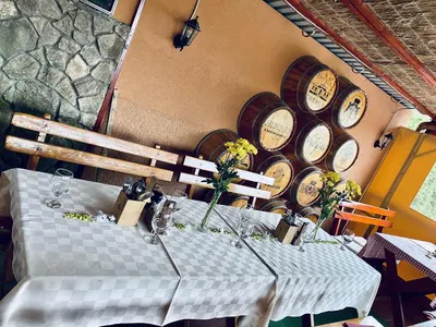 A terasz boroshordó-dekorációval