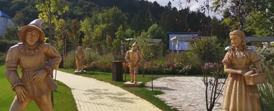 Mesefigura-szobrok egy parkban