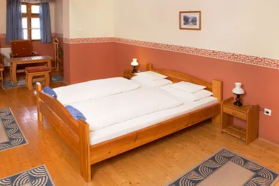 Franciaágyas szoba fa bútorokkal
